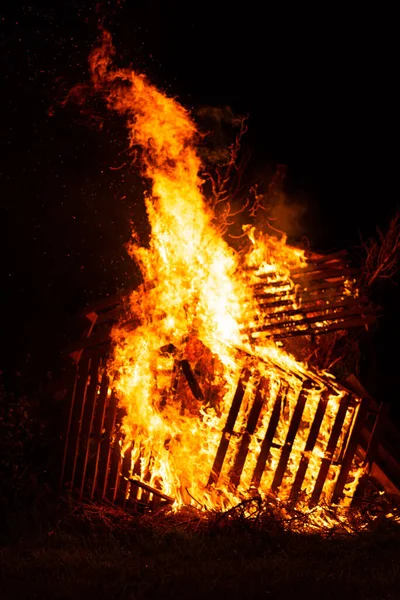 Florestas Ardentes Com Faíscas Fogo Chama Fumaça Lareira Noite — Fotografia de Stock