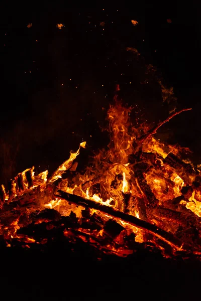 Florestas Ardentes Com Faíscas Fogo Chama Fumaça Lareira Noite — Fotografia de Stock