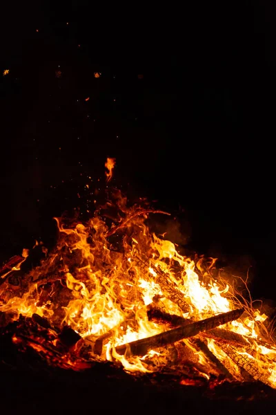 Bosques Ardientes Con Chispas Fuego Llama Humo Chimenea Noche — Foto de Stock