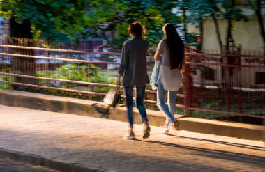 Yaz güneşli bir hareket sokakta yürüyen kadınlar bulanıklık