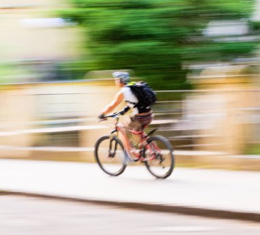 bisikletçi üzerinde şehir karayolunda Hareket Bulanıklığı