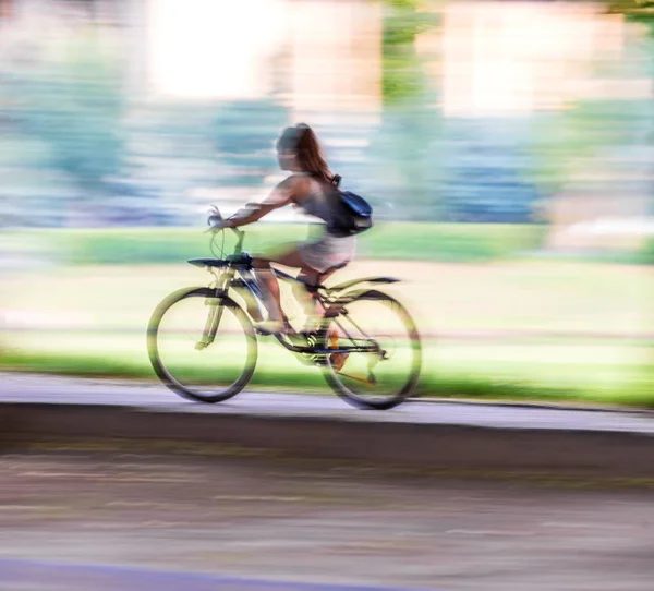 Fietser Beweging Naar Beneden Straat Opzettelijke Bewegingsonscherpte — Stockfoto