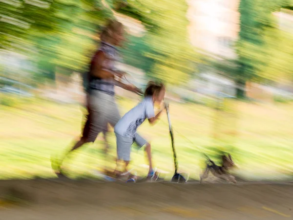 Liten Flicka Rider Scooter Utomhus Gatan Urban Bakgrund Avsiktlig Rörelseoskärpa — Stockfoto