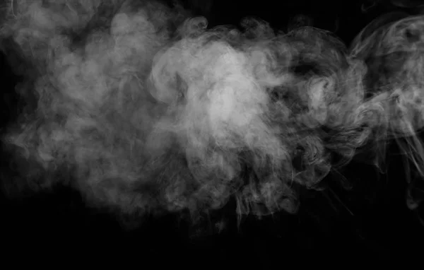 被黑色背景隔离的烟雾 白烟的移动 — 图库照片