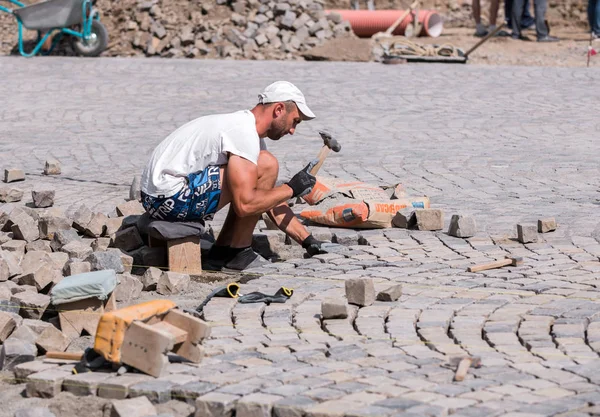 Uzhhorod Ukraine April 2018 Worker Making Pavement Stone Blocks City — Stock Photo, Image