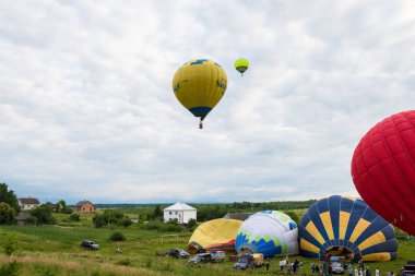 Truskavets, Ukarine - 16 Haziran 2018: Festival Hava balonlar içinde Truskavets Ukaine içinde. Gökyüzünde uçan renkli sıcak hava balonları