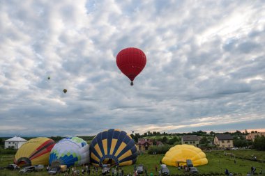 Truskavets, Ukarine - 16 Haziran 2018: Festival Hava balonlar içinde Truskavets Ukaine içinde. Gökyüzünde uçan renkli sıcak hava balonları