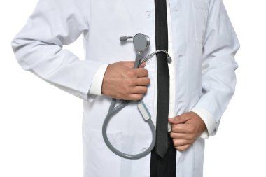 Beyaz bir arka plan üzerinde stetoskop ile tıp doktoru