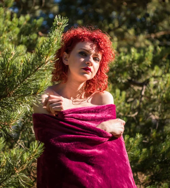 Açık havada poz güzel genç Kızıl saçlı kadın. Yaz günü zevk