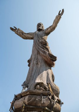 Tepe çarpılar tarihi ve dini Halk sanat Siauliai, Litvanya benzersiz bir anıtıdır. Metin üzerinde haçlar farklı dillerde - Ey Tanrım, ailemizi korumak, sağlık vermek.