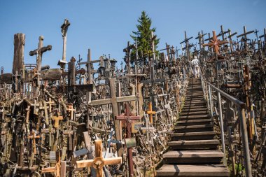 Siauliai, Litvanya - 22 Temmuz 2018: Tepe çarpılar tarihi ve dini halk sanatı ve en önemli Litvanyalı Katolik hac site benzersiz bir anıtıdır. Metin üzerinde haçlar farklı dillerde - Ey Tanrım, ailemizi korumak, sağlık vermek