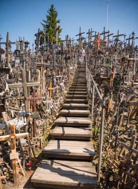 Siauliai, Litvanya - 22 Temmuz 2018: Tepe çarpılar tarihi ve dini halk sanatı ve en önemli Litvanyalı Katolik hac site benzersiz bir anıtıdır. Metin üzerinde haçlar farklı dillerde - Ey Tanrım, ailemizi korumak, sağlık vermek