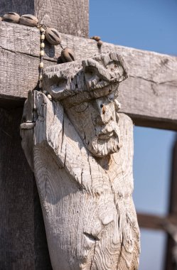 Tepe çarpılar tarihi ve dini Halk sanat Siauliai, Litvanya benzersiz bir anıtıdır. Metin üzerinde haçlar farklı dillerde - Ey Tanrım, ailemizi korumak, sağlık vermek.