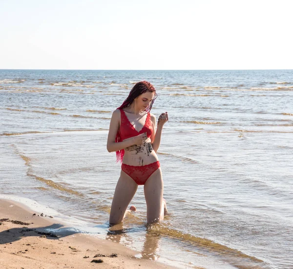 Krásná Zrzka Mladá Žena Červené Transparentní Plavky Pózování Pláži — Stock fotografie