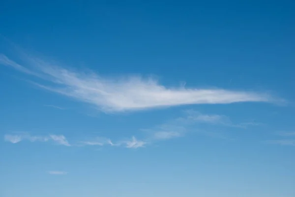 Nubes Blancas Del Spindrift Fondo Azul Del Cielo — Foto de Stock