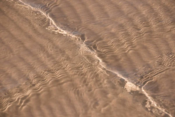 Suyun Altında Kum Arkaplan Dokusu Şeffaf Dalgalanması Kum Dalgaları Güneş — Stok fotoğraf