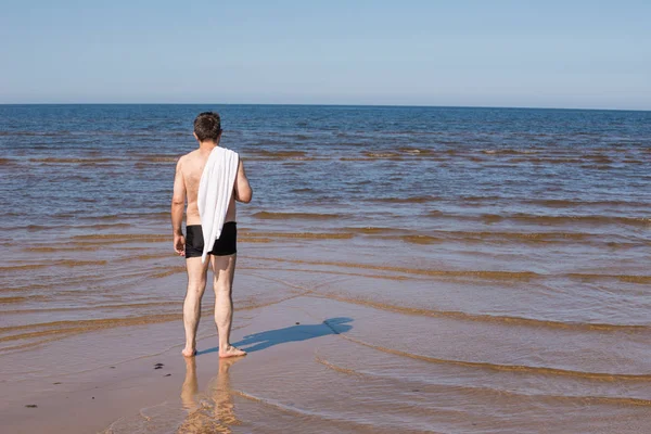 Hombre Mediana Edad Con Torso Desnudo Pie Playa Mira Distancia —  Fotos de Stock