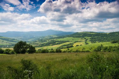 Ukrayna küçük kasabada güzel manzara. Hills küçük bir köy. Yaz dağ manzarası