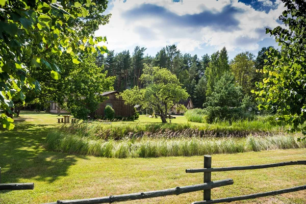 Hus Grönt Landskap Med Tallar Och Berg Bakgrund Camping Sommar — Stockfoto