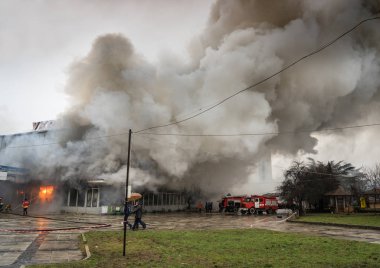 Uzhhorod, Ukarine - 01 Şubat 2016: Merkezi mağaza Uzhhorod, Ukrayna Ukrayna yangında. Yangın ve güçlü duman kaplı bina. Tehlikeli bir durum