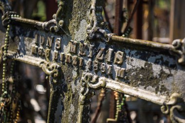 Siauliai, Litvanya - 22 Temmuz 2018: Tepe çarpılar bir eşsiz tarihi ve dini halk sanatı ve en önemli Litvanyalı Katolik hac sitesi abidesi.