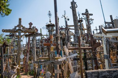 Siauliai, Litvanya - 22 Temmuz 2018: Tepe çarpılar bir eşsiz tarihi ve dini halk sanatı ve en önemli Litvanyalı Katolik hac sitesi abidesi.