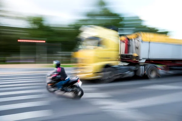 Peligrosa Situación Tráfico Ciudad Con Motociclista Camión Desenfoque Movimiento — Foto de Stock
