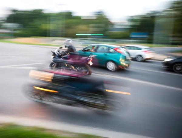 Motocyklista Samochody Ruchu Idąc Dół Ulicy Celowe Rozmycie Ruchu — Zdjęcie stockowe