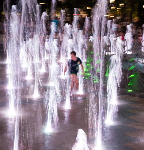 Crianças Felizes Brincando Uma Fonte Água Luzes Noite Borrão Movimento — Fotografia de Stock