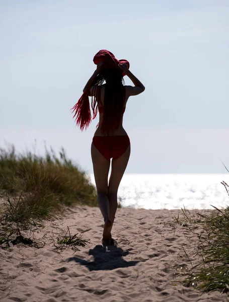 Krásná Rusovláska Dívka Červených Plavkách Pózuje Pláži — Stock fotografie
