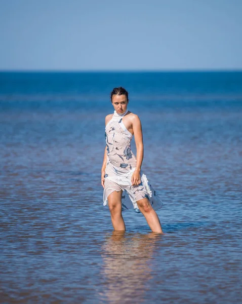 Mujer Joven Elegante Vestido Posando Sobre Fondo Mar Sexy Morena — Foto de Stock