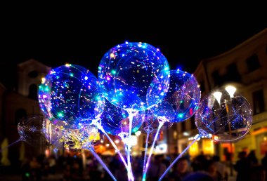 Lublin, Polonya - 27 Temmuz 2018: Led şeffaf balon ile çok renkli ışık saçan garland. Gece de canlı ışıklar. Lublin sokakların ışıklı balon