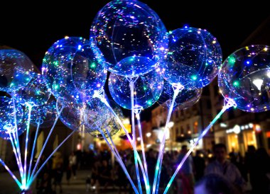 Lublin, Polonya - 27 Temmuz 2018: Led şeffaf balon ile çok renkli ışık saçan garland. Gece de canlı ışıklar. Lublin sokakların ışıklı balon