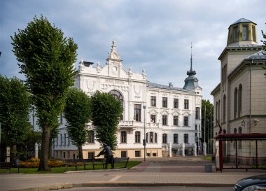 Liepaja, Letonya - 24 Temmuz 2016: Liepaja sokaklarında. Liepaja Baltık Denizi üzerinde yer alan bir şehirdir. Burası ülkedeki üçüncü büyük şehir Riga ve Daugavpils sonra.