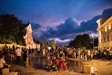 Lublin, Polonya - 27 Temmuz 2018: Sokakları ve eski şehir Lublin akşam mimarisini. Lublin Polonya'dokuzuncu büyük şehridir.