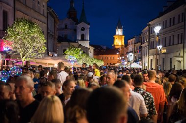 Lublin, Polonya - 27 Temmuz 2018: Sokakları ve eski şehir Lublin akşam mimarisini. Lublin Polonya'dokuzuncu büyük şehridir.