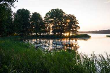 Gün batımı göl yukarıda. Güzel bir akşam peyzaj
