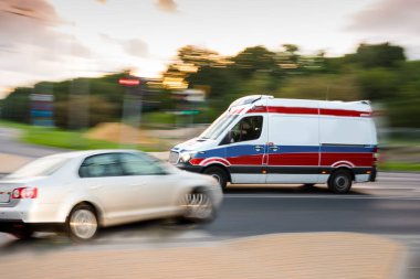 Araba kazası. Araba ve ambulans şehir yola düştü. Kasıtlı hareket bulanıklığı