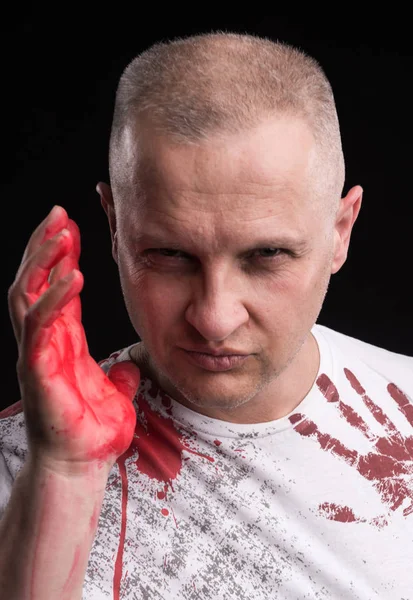 Porträt Eines Mannes Mit Blutiger Hand Der Auf Schwarzem Hintergrund — Stockfoto