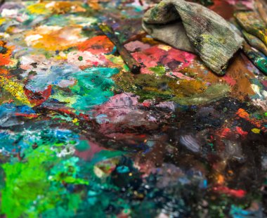 Eski bir ahşap palet üzerinde sanatsal palet bıçağı