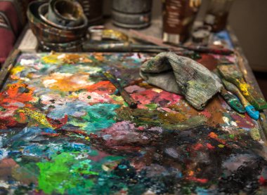 Eski bir ahşap palet üzerinde sanatsal palet bıçağı