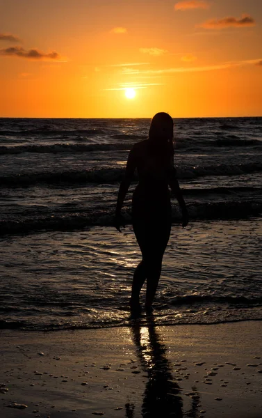 Silhuetten Vacker Naken Ung Kvinna Poserar Havet Sexig Naken Njuter — Stockfoto