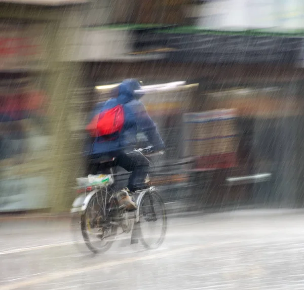 Ciclista Carretera Ciudad Día Lluvioso Movimiento Borroso —  Fotos de Stock