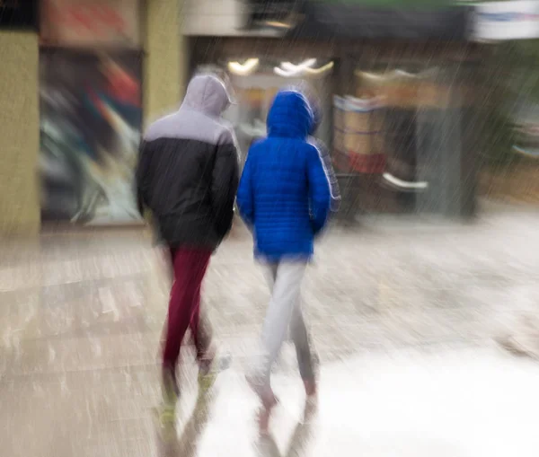 は雨の日に 通りを歩いてします 意図的なモーション ブラー — ストック写真
