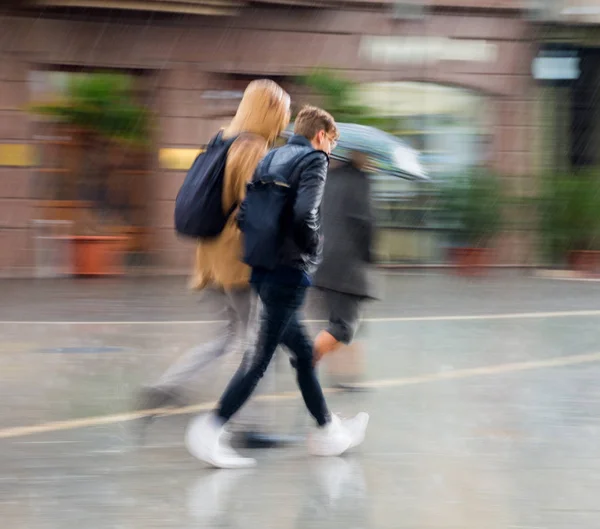 在下雨天走在街上的人 故意运动模糊 — 图库照片