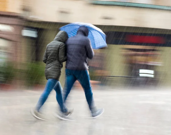 Pessoas Com Guarda Chuva Descer Rua Num Dia Chuvoso Desfoque — Fotografia de Stock