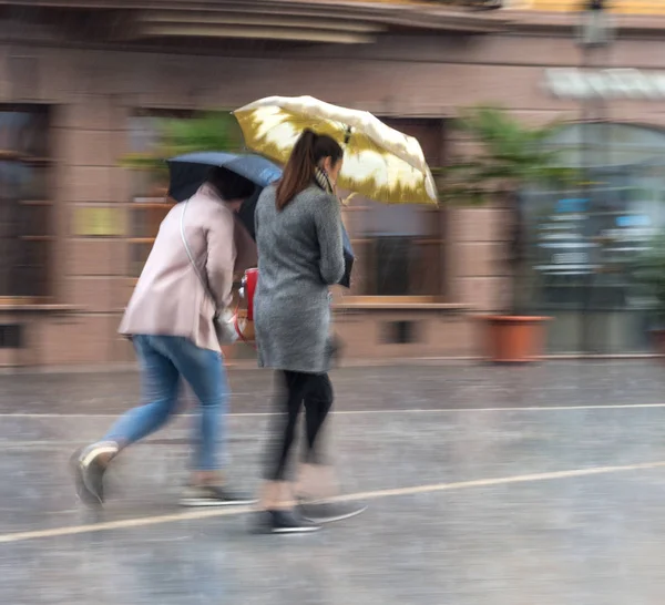Persone Con Gli Ombrelli Che Svegliano Strada Nei Giorni Pioggia — Foto Stock