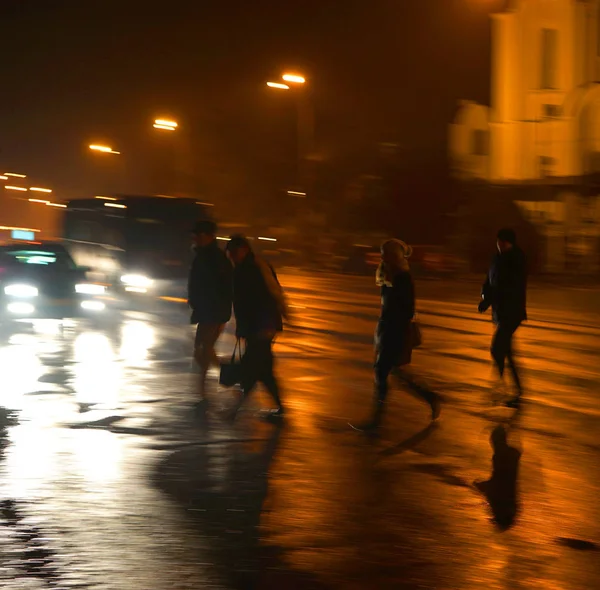 繁忙的城市街道上的人在斑马线在夜间 故意运动模糊 散焦脂肪 — 图库照片