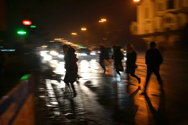 繁忙的城市街道上的人在斑马线在夜间 故意运动模糊 散焦脂肪 — 图库照片