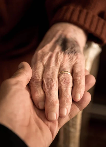 Dospělý Syn Ruku Matky Senior Doma Modřiny Injekce Rameno — Stock fotografie